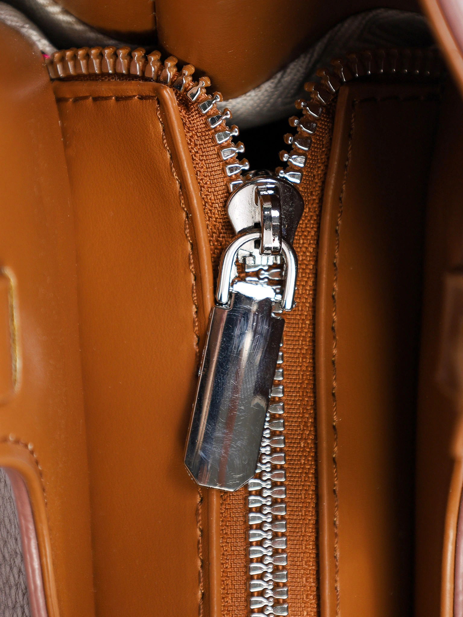 Сумка-тоут маленькая с декоративными ремешками в ассортименте